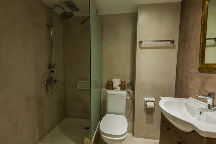 Room 21 of 83