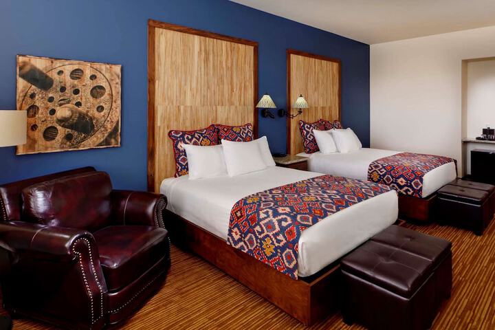 1 Queen Bed (7 of 25)
