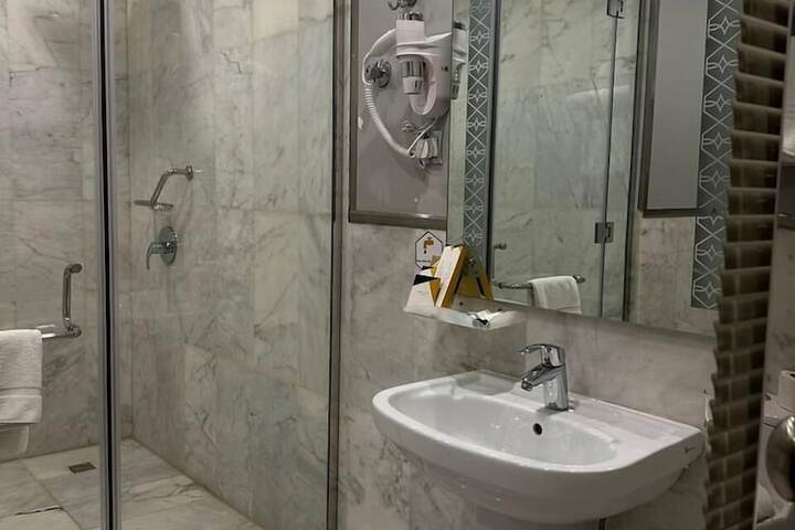 Room 4 of 27