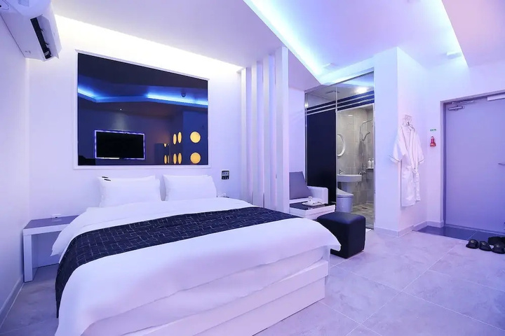 Room 4 of 12