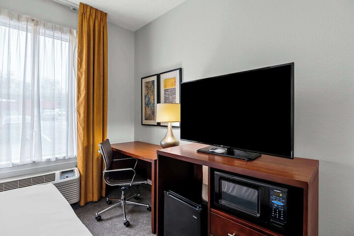 1 Queen Bed (3 of 12)