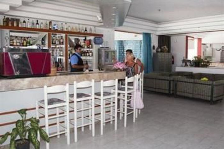 Lounge 9 of 25