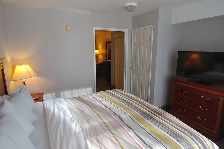 Studio Suite King Bed (8 of 11)
