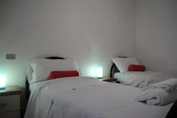 Room 6 of 10
