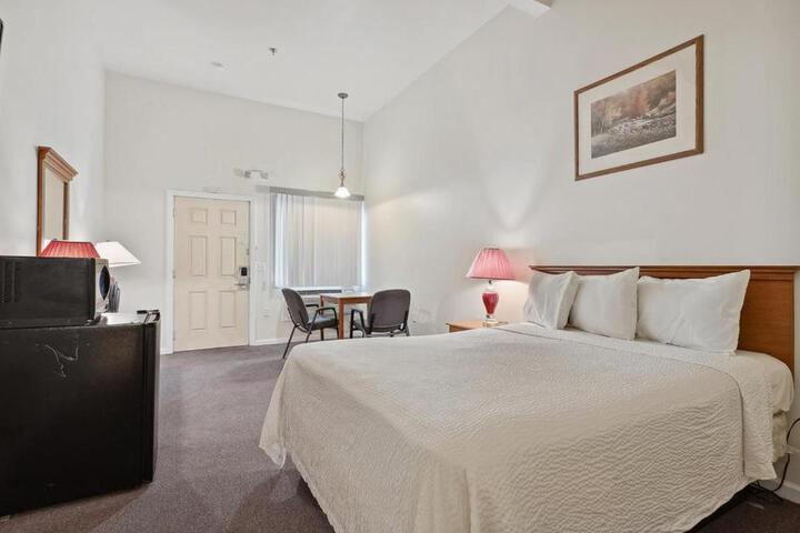 1 Queen Bed (5 of 9)