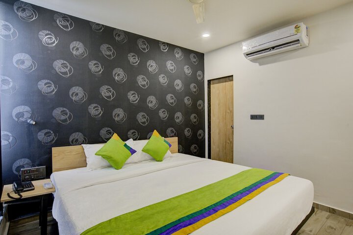Room 12 of 27
