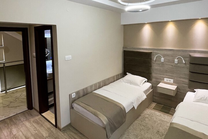 Room 12 of 28