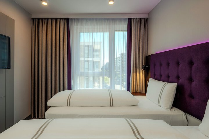 Room 35 of 62