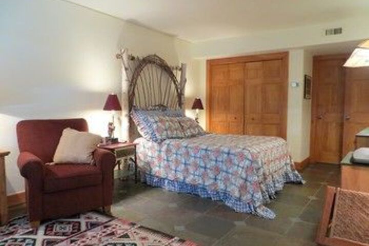 Room 4 of 8