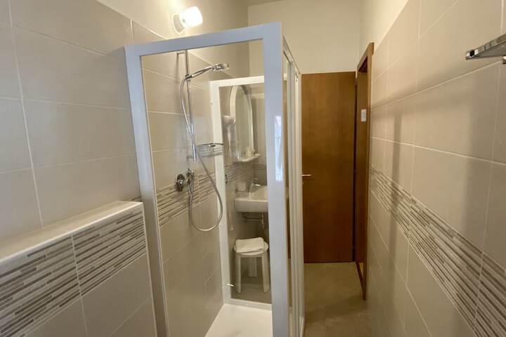 Room 83 of 148