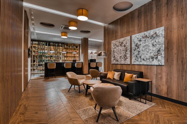 Lounge 84 of 91