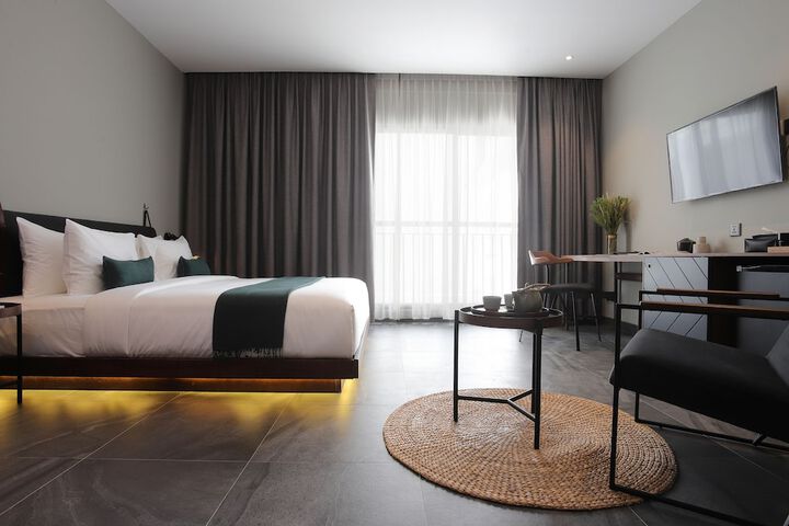 Room 6 of 90