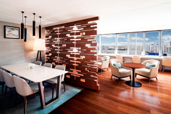 Lounge 35 of 60