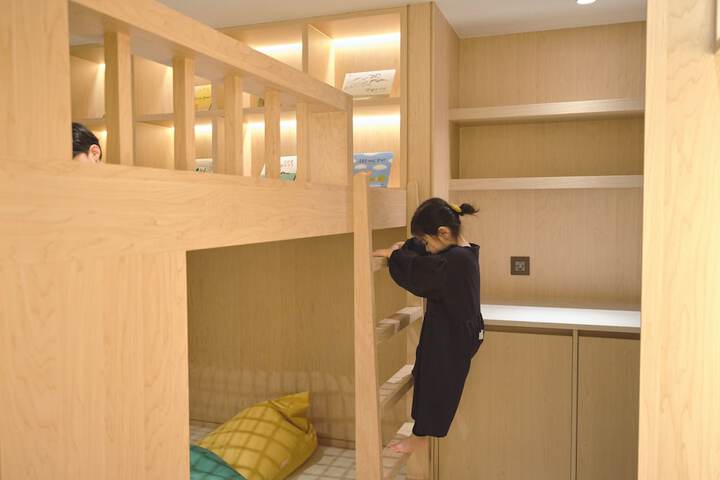 Room 18 of 142