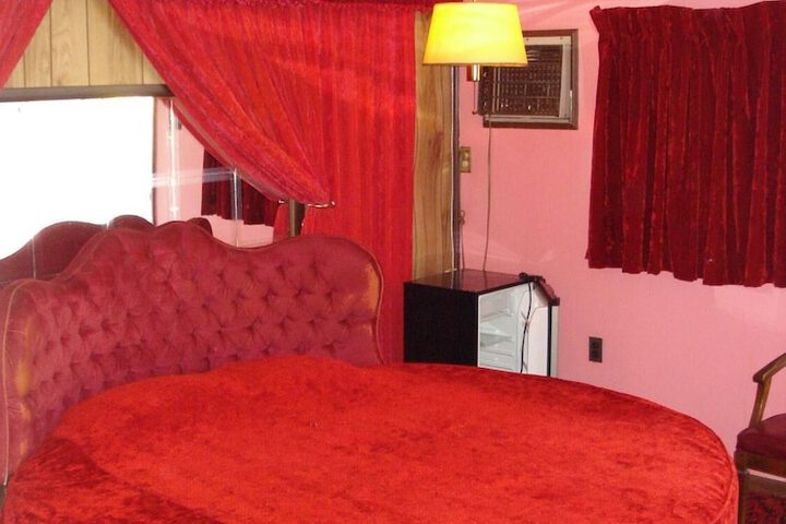 Basic Room 1 King Bed