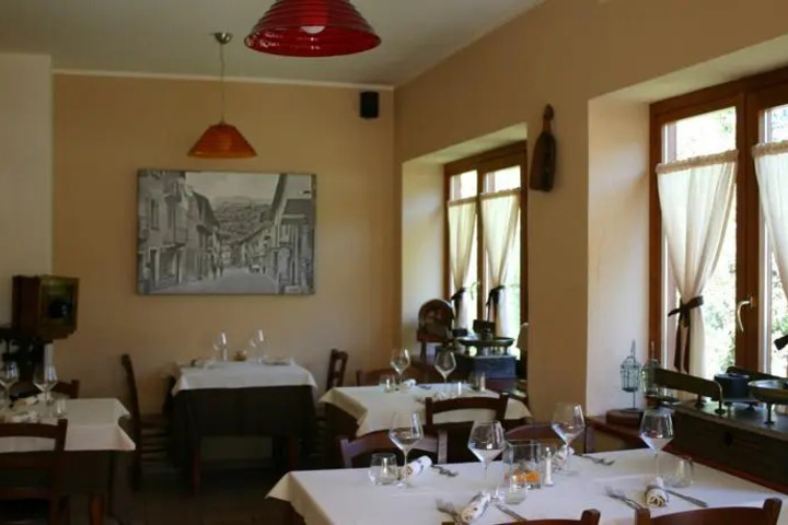 Dining 8 of 10