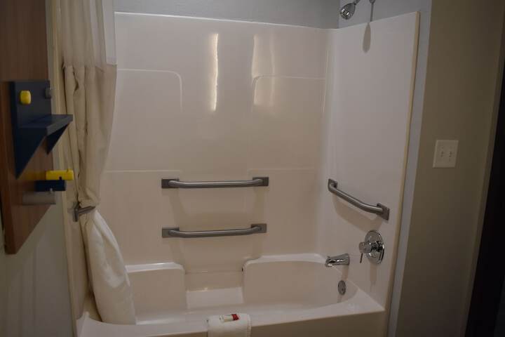 1 Queen Bed Deluxe Accessible Room (5 of 28)