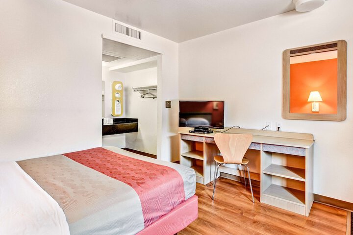 1 Queen Bed (2 of 11)