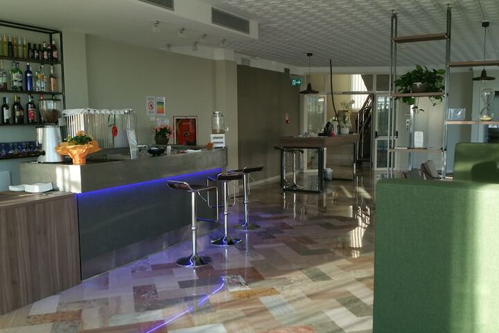 Lounge 122 of 139