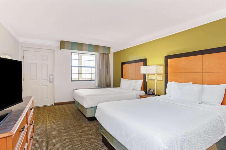 2 Double Beds (4 of 10)