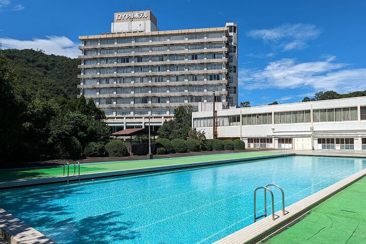 Hotel Pool