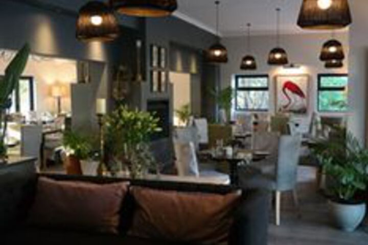 Lounge 9 of 28
