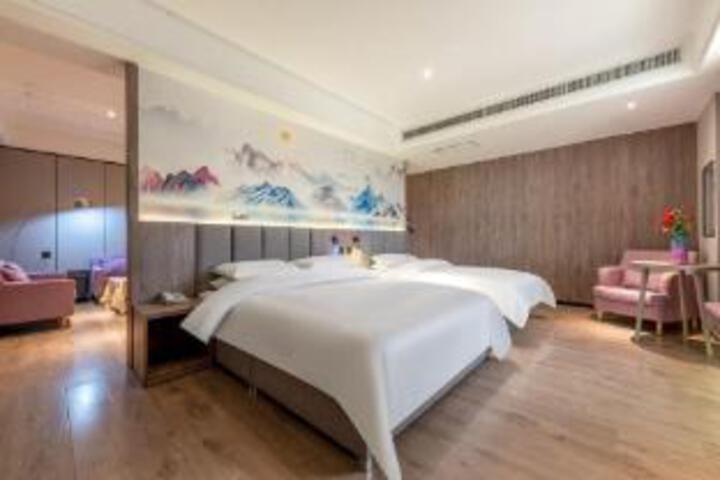 Room 10 of 12