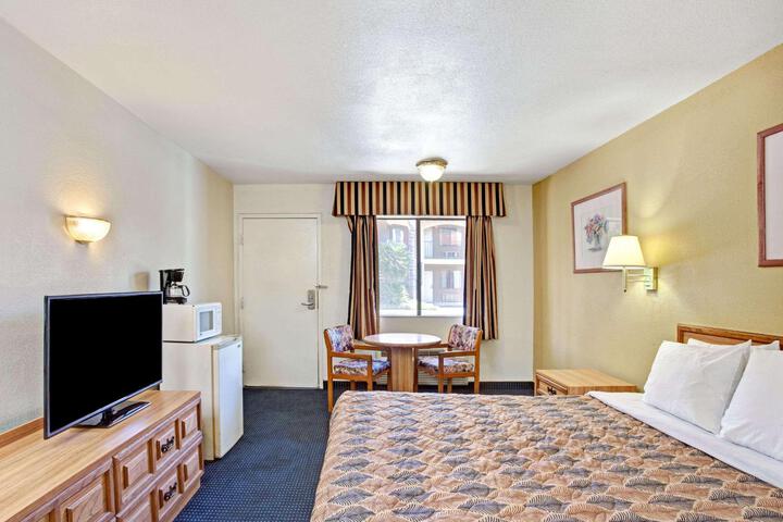1 King Bed (10 of 10)