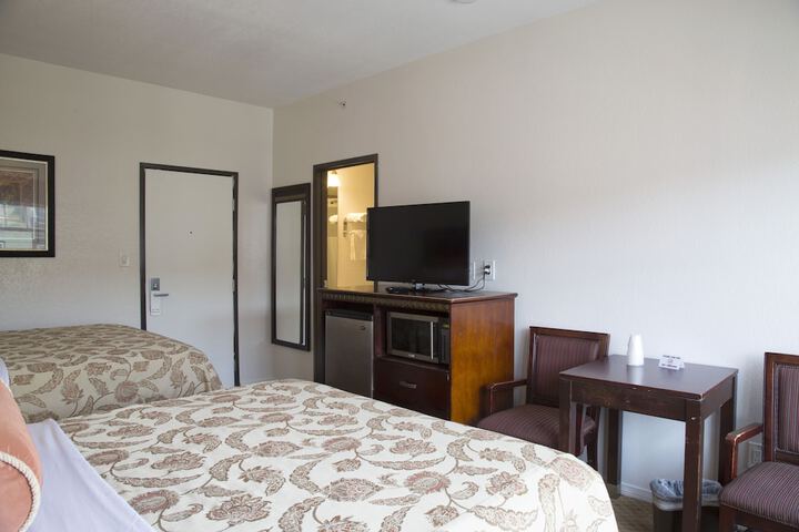 1 Queen Bed (3 of 17)