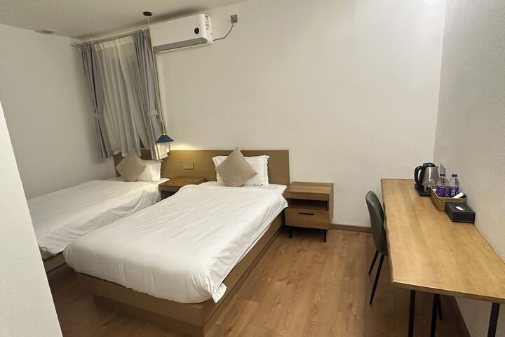 Room 4 of 9