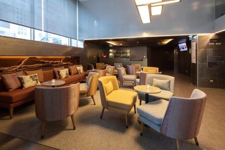 Lounge 80 of 91