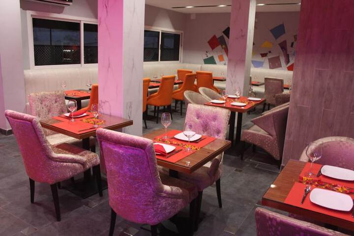 Dining 33 of 48