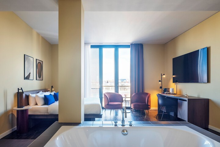 Room 13 of 32