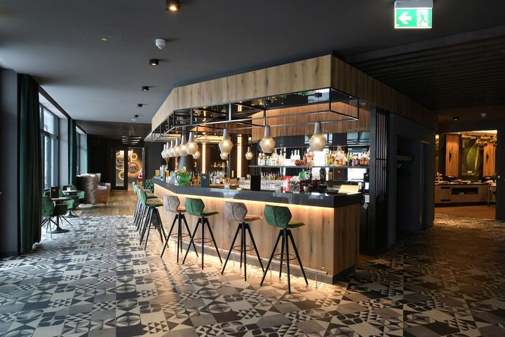 Lounge 70 of 82