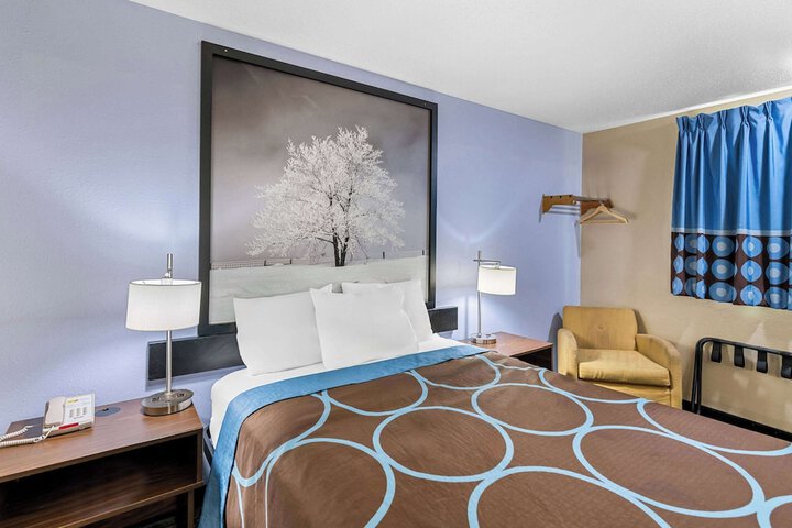 1 Queen Bed (7 of 8)
