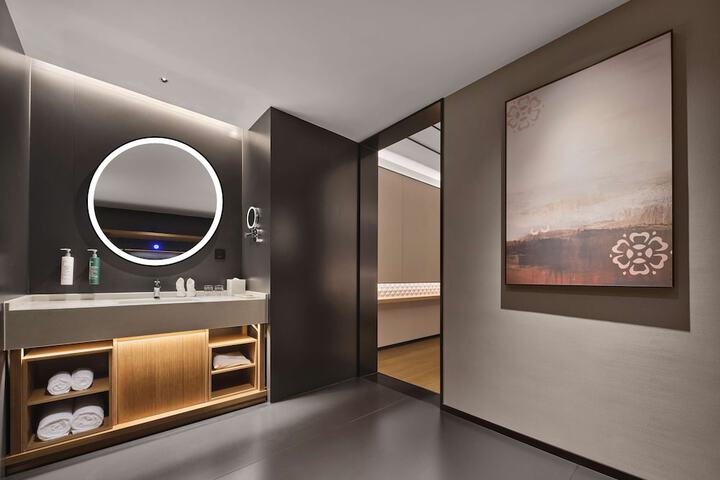 Room 33 of 53
