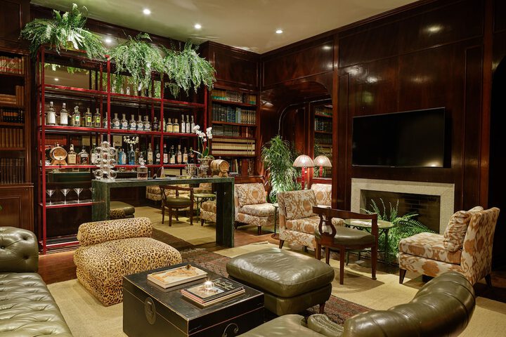 Lounge 45 of 61