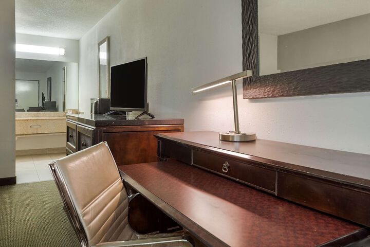 1 King Bed (5 of 7)
