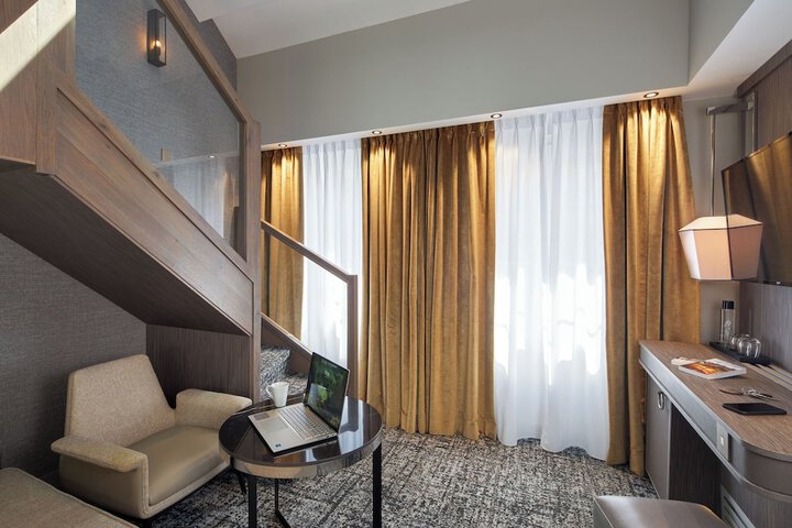 Room 32 of 70