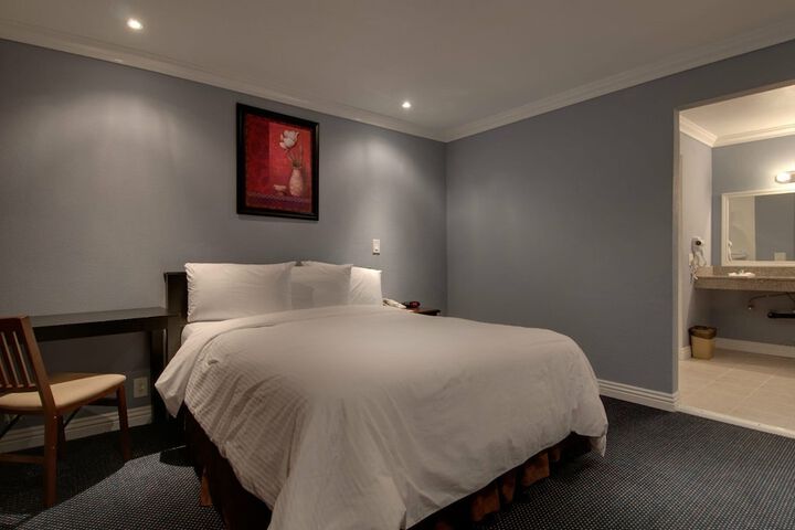 Premium King Bed (10 of 13)