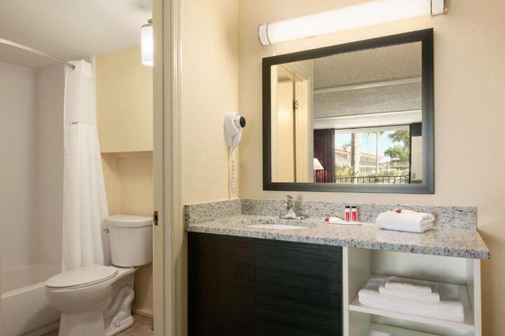 2 Double Beds (9 of 21)