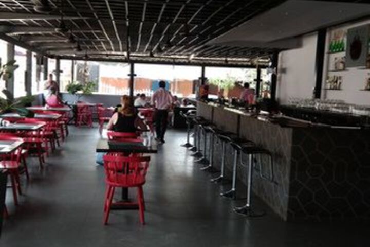 Lounge 8 of 32