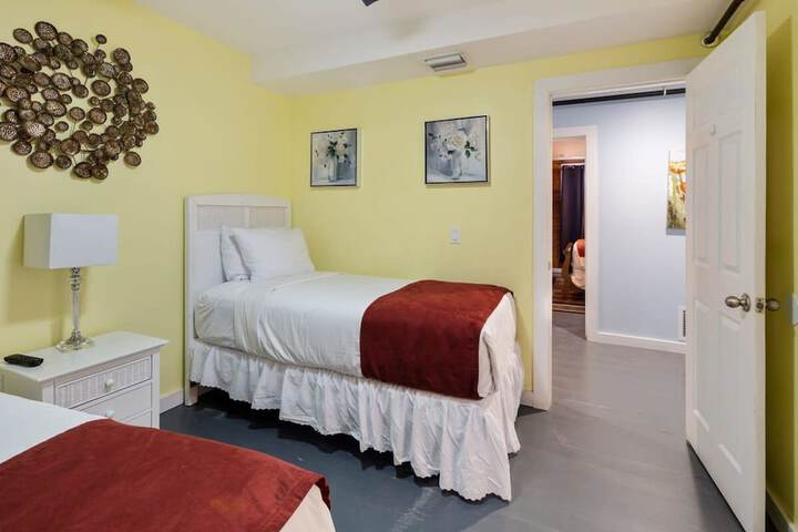 Room 10 of 27