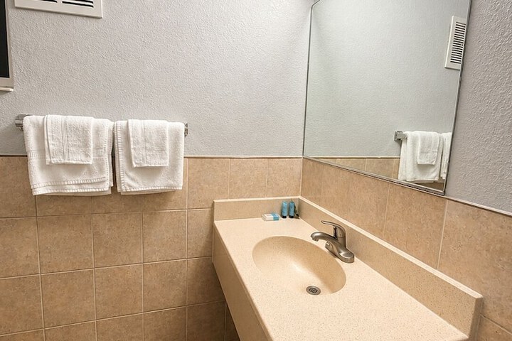 Room 6 of 8
