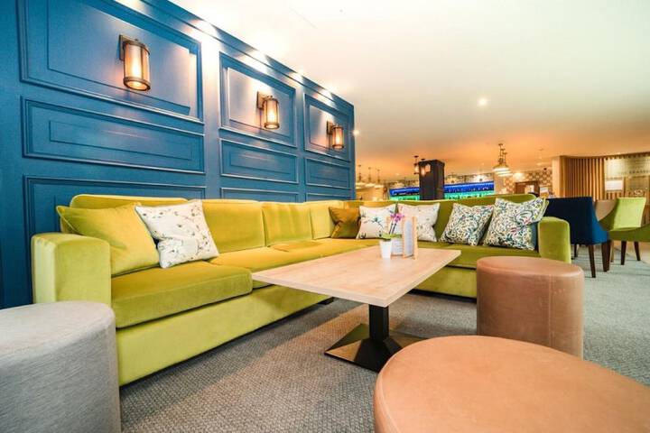 Lounge 52 of 72