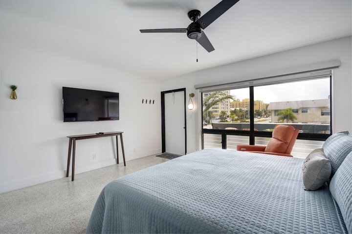 Studio Suite King Bed Kitchen (14 of 21)