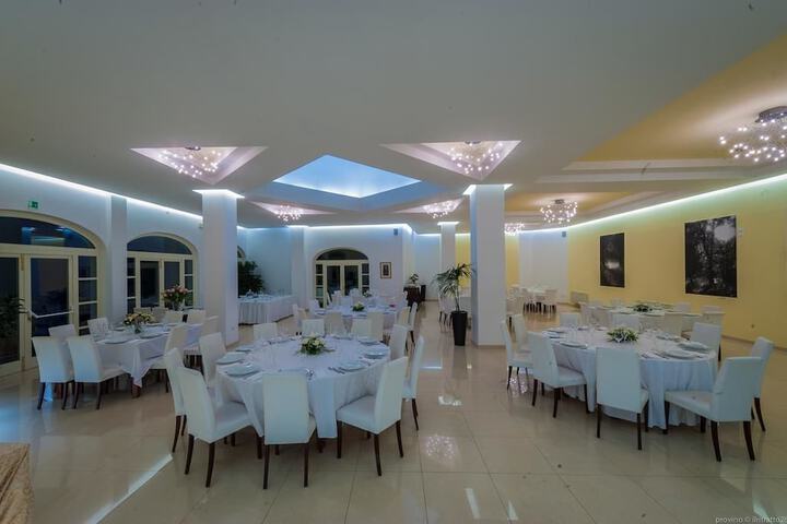 Ballroom/Hall 34 of 49