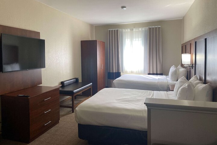 1 Queen Bed Suite Accessible (10 of 24)