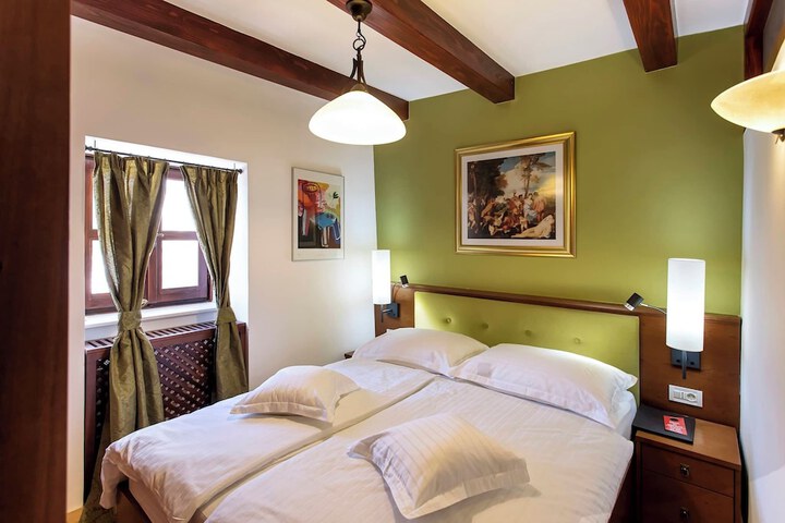 Room 8 of 120