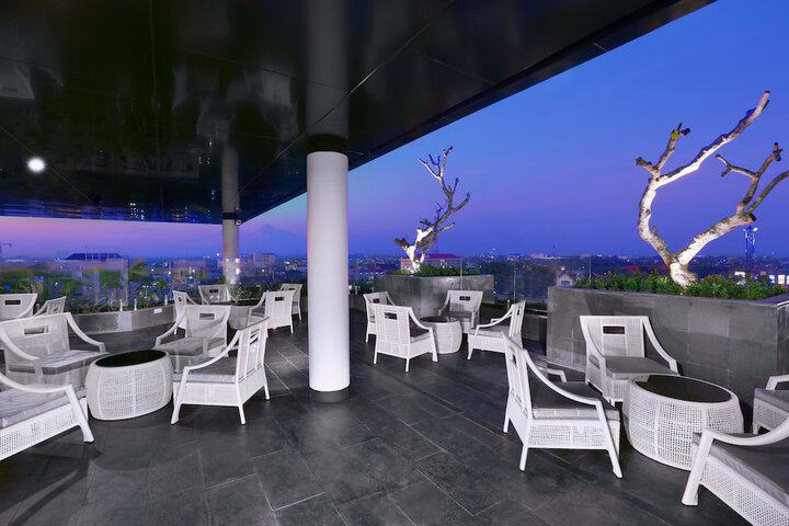 Lounge 18 of 22